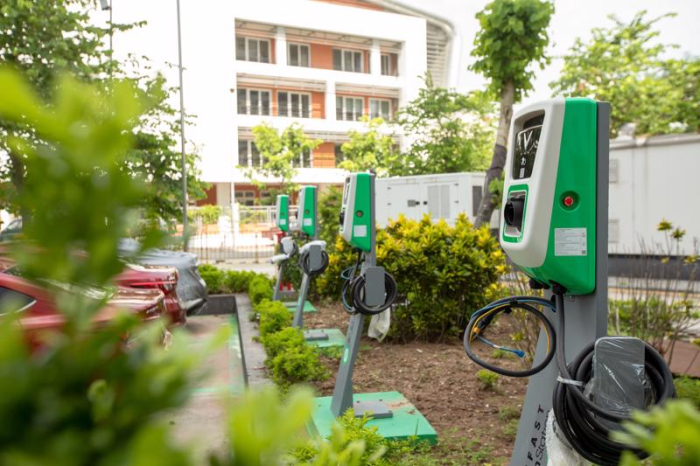 Một trạm sạc xe điện của VinFast. Công ty này sử dụng các tiêu chuẩn quốc tế và đặt mục tiêu phát triển hệ thống trạm sạc với hơn 150.000 cổng sạc cho xe máy điện và ô tô điện trên toàn Việt Nam. Ảnh: Vinfast
